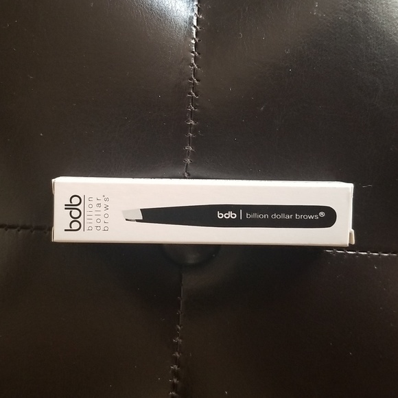 NWT- Billion Dollar Brows Slanted Tweezers - Picture 2 of 6